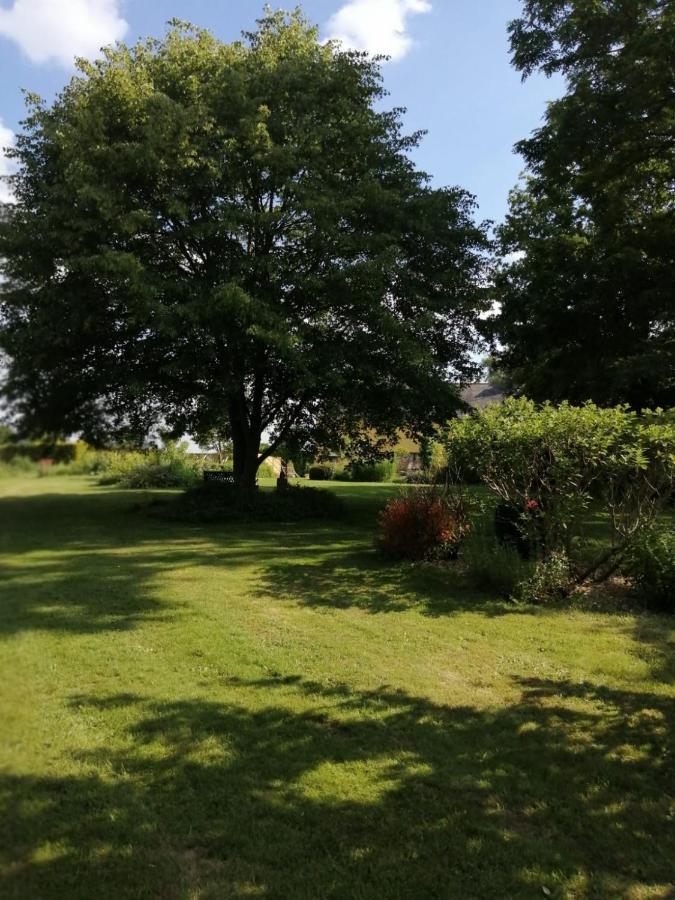 Les Berges De La Planchette Bed & Breakfast Yvignac-la-Tour Bagian luar foto