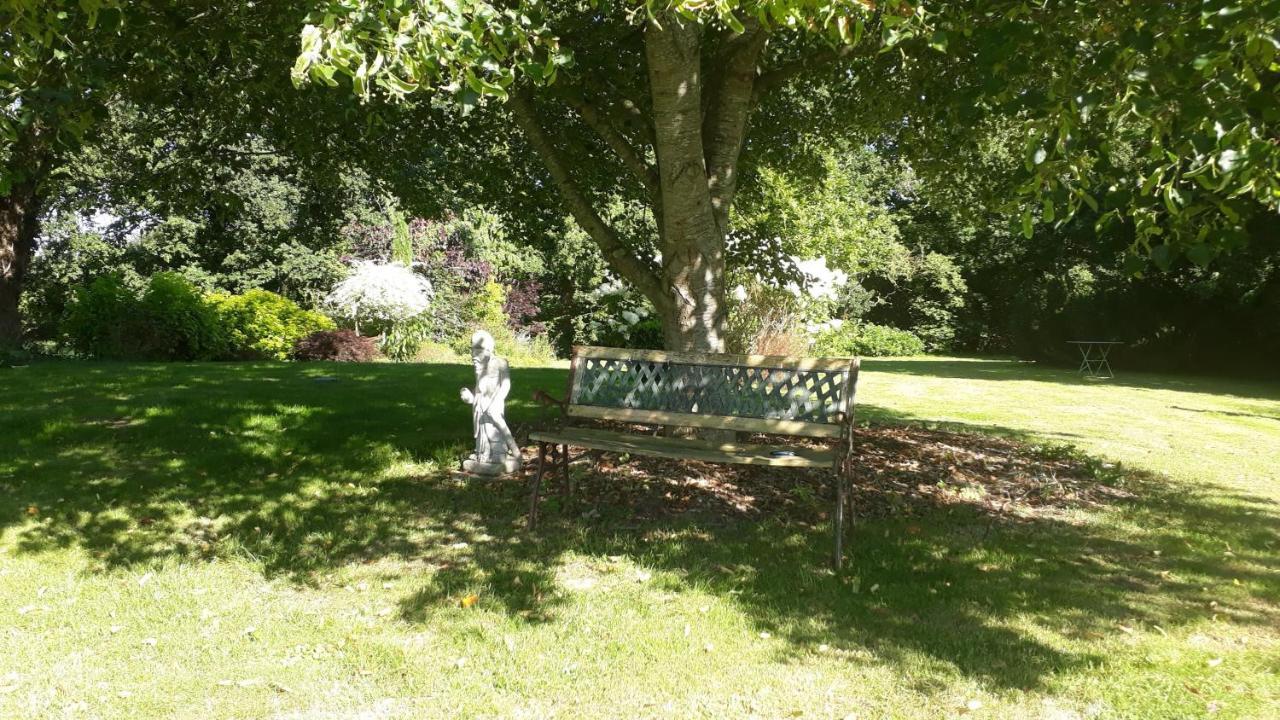 Les Berges De La Planchette Bed & Breakfast Yvignac-la-Tour Bagian luar foto