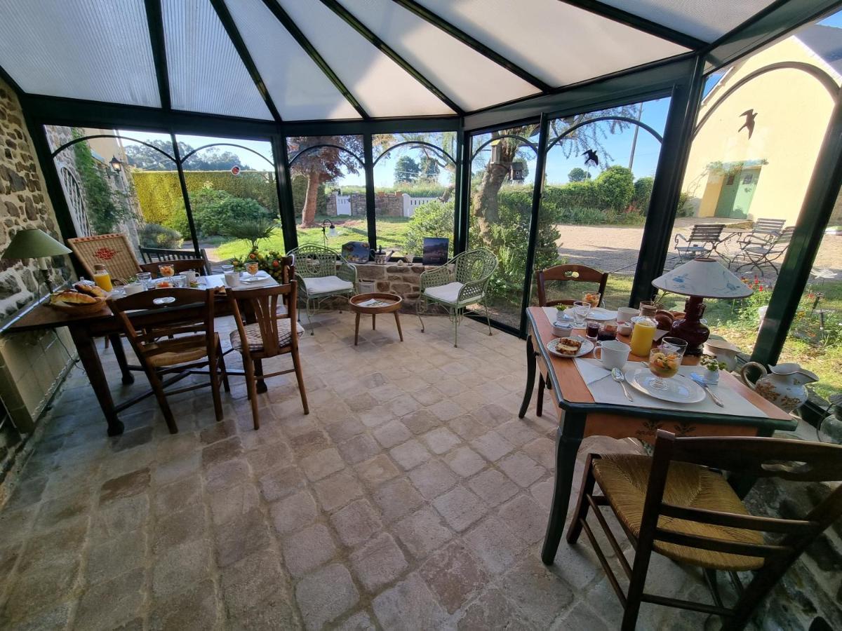 Les Berges De La Planchette Bed & Breakfast Yvignac-la-Tour Bagian luar foto