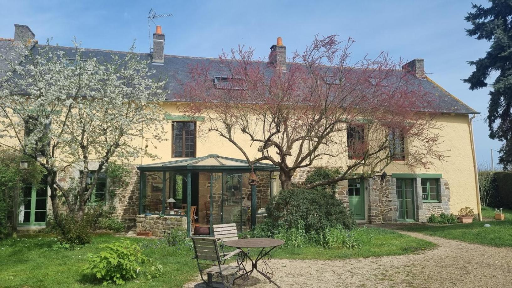 Les Berges De La Planchette Bed & Breakfast Yvignac-la-Tour Bagian luar foto